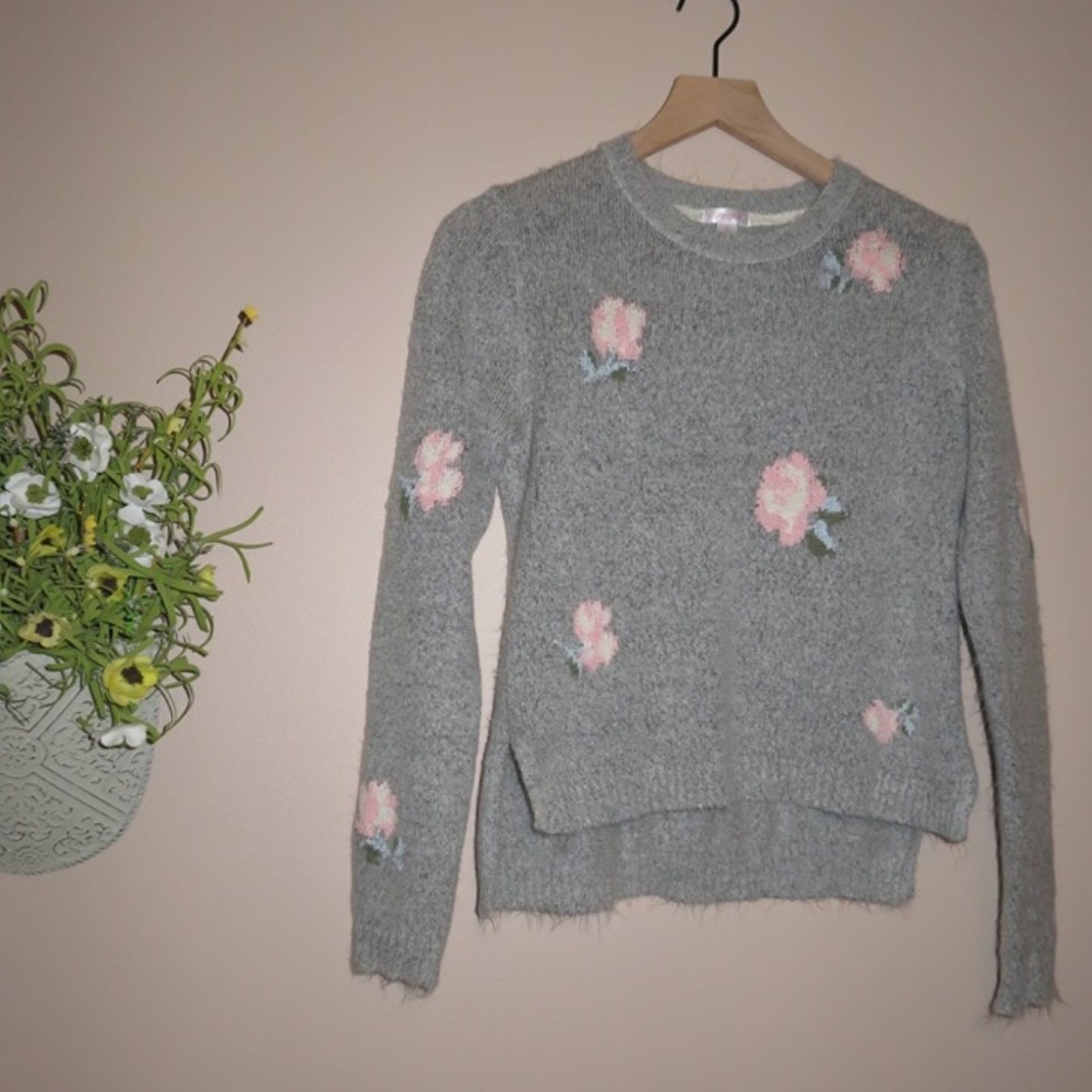 Xhilaration fuzzy sweater sz. S ✨